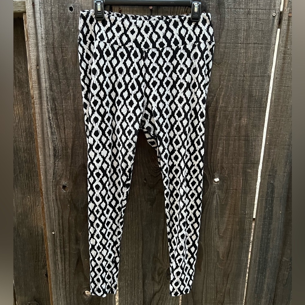 LuLaRoe TC black & white pattern leggings